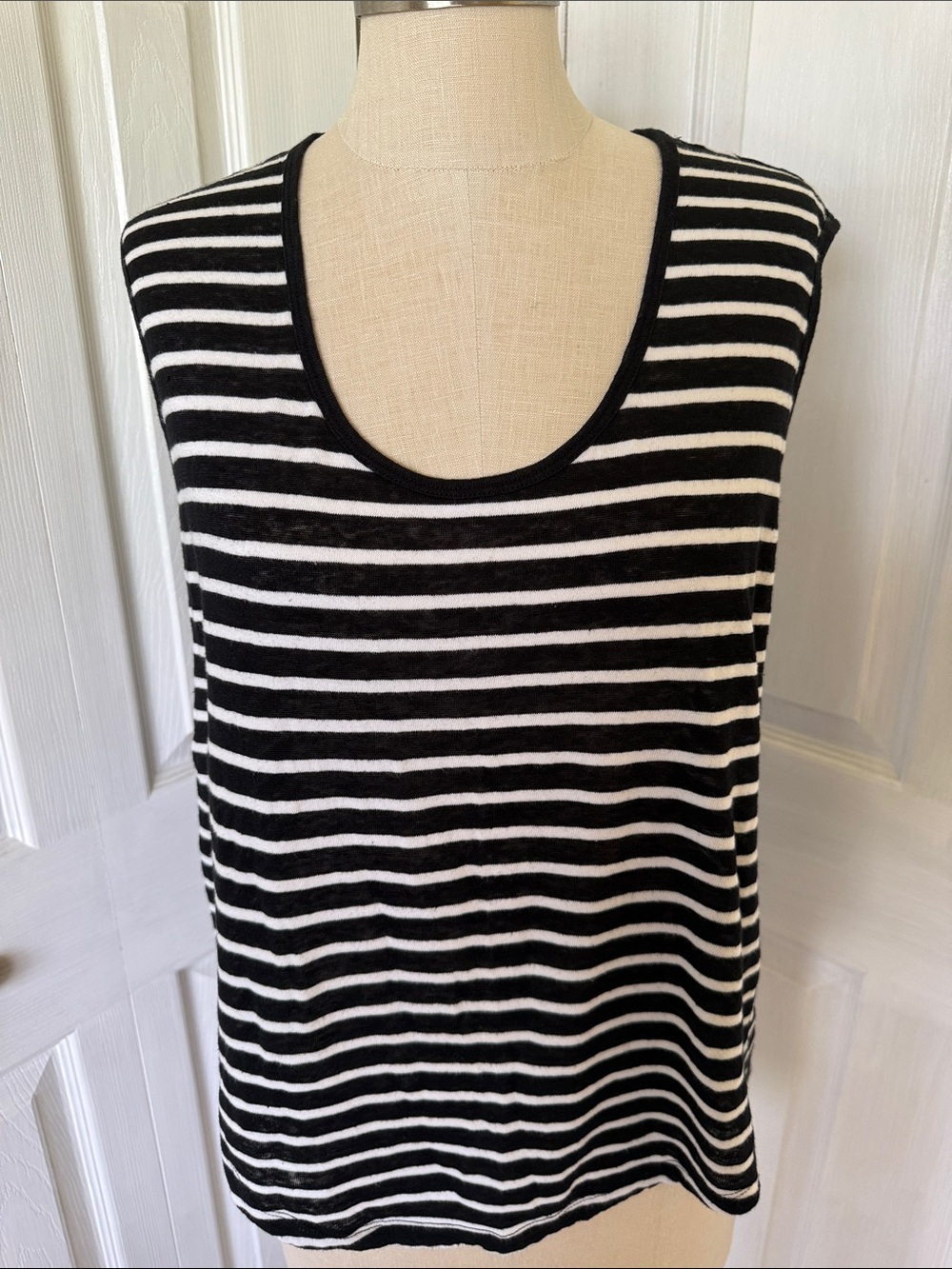 Banana Republic sleeveless linen muscle tee size M